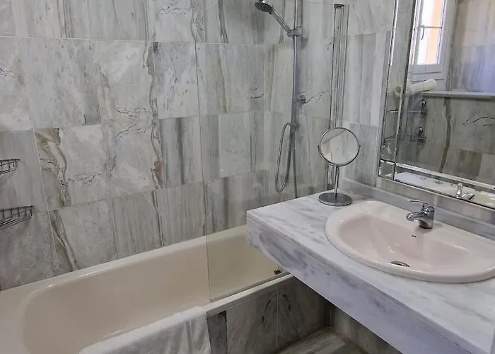 Апартаменти Modern Close To Cabopino & Harbour *